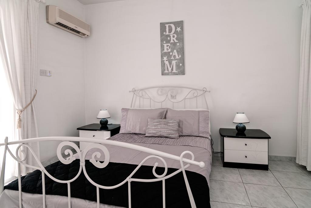 Sue's Apartment Paphos Extérieur photo
