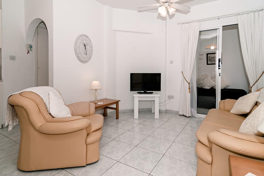 Sue's Apartment Paphos Extérieur photo