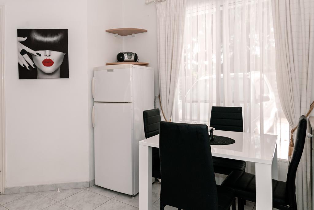 Sue's Apartment Paphos Extérieur photo